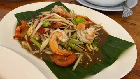 จำเป็นไหม ใช้ "ใบตอง" รองจานอาหาร สาวข้องใจหลังได้ "ใยแมงมุม" เป็นของแถม