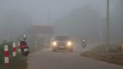 คนพิษณุโลกตื่นเต้น เช้านี้หมอกเต็มเมือง เผยมากสุดรอบ 50 ปี