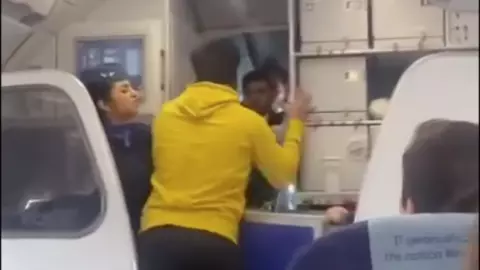 ผู้โดยสารอินเดียหัวร้อนทุบนักบิน หลังประกาศเครื่องดีเลย์ (คลิป)