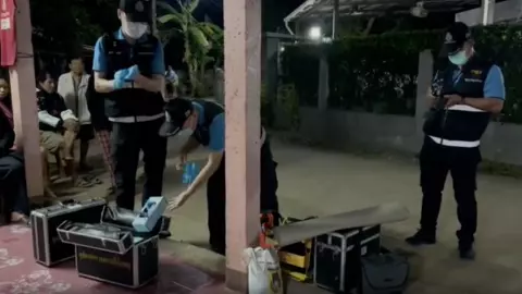 ลูกชาย แทงคอพ่อดับ ฉุนถูกด่า "เปิดเพลงเสียงดัง" ก่อนยืนรอมอบตัวตำรวจ