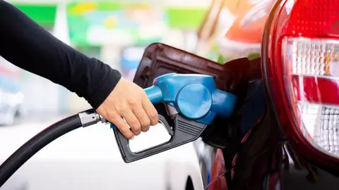 ครม. อนุมัติ “ลดภาษีน้ำมันดีเซล” 1 บาท ต่อลิตร นานต่อ 3 เดือน เผยรัฐสูญรายได้กว่า 1.72 แสนล้าน 