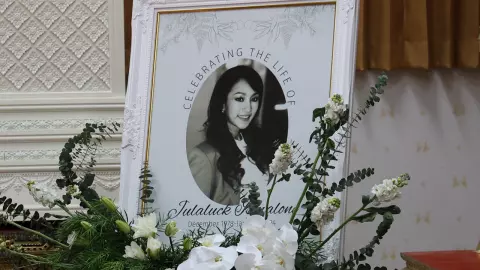 ชมภาพพิธีรดน้ำศพ หญิง จุฬาลักษณ์ ครอบครัว-เพื่อนสนิทร่วมอาลัย