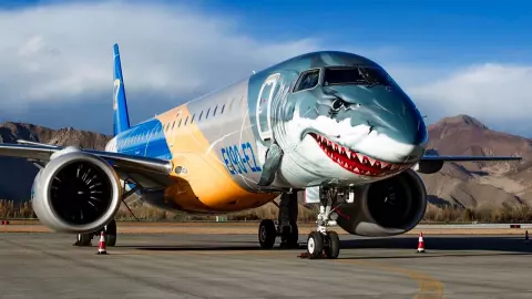 ฉลามบุก Embraer E190-E2 เครื่องบินเจ็ตโดยสารโครงสร้างคาร์บอนไฟเบอร์ 