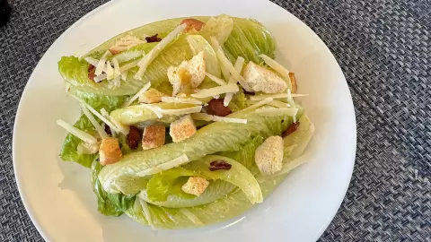 ซีซาร์สลัดสูตรแซ่บ เมนูง่ายๆ รสชาติถูกปากคนไทย By "เจี๊ยบ-นันทิยา"