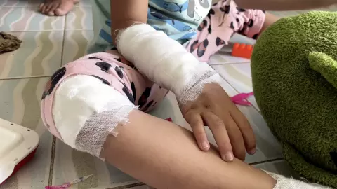 พ่อเดือดจัด โพสต์ตามหาครูชนแล้วหนี ทิ้งลูกสาว 3 ขวบนอนเจ็บ อ้างมีสอนต้องรีบไป