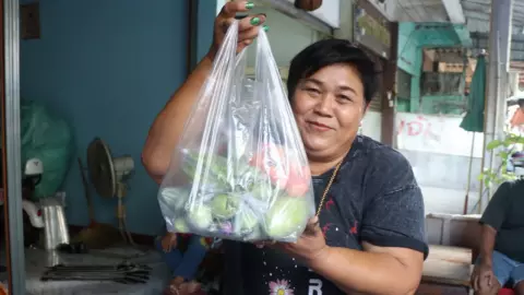 แม่ค้าผักอ่างทอง ปิ๊งไอเดียแพ็กผักผลไม้สดใส่ถุง แจกเป็นของที่ระลึกงานศพญาติ