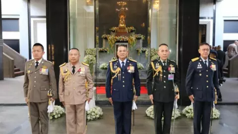 ผู้แทนเหล่าทัพ ทำพิธีบวงสรวง "สมเด็จพระนเรศวร" ร่วมรำลึก "วันกองทัพไทย" 