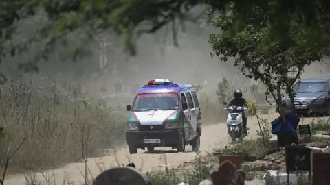 ฮือฮา คุณตาวัย 80 ‘ตายแล้วฟื้น’ หลังรถพยาบาลนำร่างกลับบ้าน ตกหลุมบนถนน