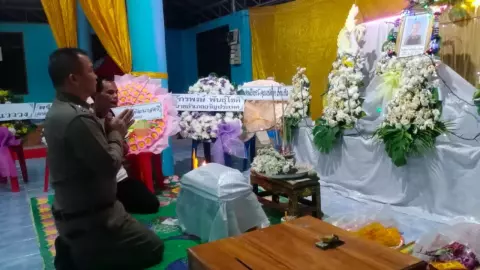 รรท.ผกก.อรัญประเทศ นำพวงหรีดเคารพ ป้าบัวผัน ขอโทษประชาชน ตร.จับแพะ