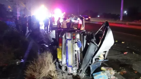 กระบะตู้ทึบคนขับหลับใน พุ่งชนท้ายตุ๊กๆพลิกคว่ำ ลุงวัย 62 ดับ