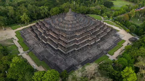 บุโรพุทโธพุทธสถานในแดนอิเหนา