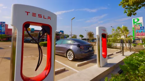 Tesla เปิดตัว Supercharger ที่ภาคเหนือบุกโรบินสันไลฟ์สไตล์ กำแพงเพชรที่แรก