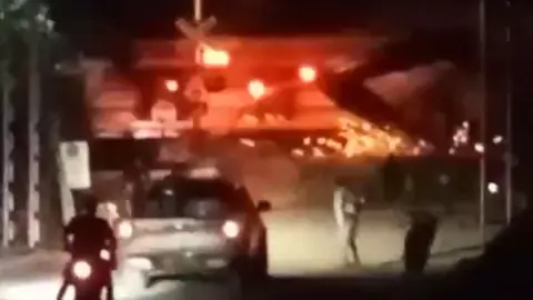 เร่งเคลียร์ทาง รถไฟชนเทรลเลอร์ พขร.ดับ เปิดภาพนาทีปะทะ (คลิป) 