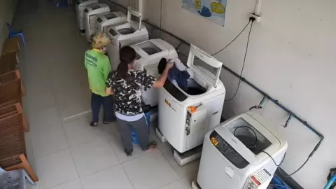 ผัวเมียซักผ้าหยอดเหรียญ ขนไปหมดร้าน อ้างป่วย จำของตัวเองไม่ได้ (คลิป)