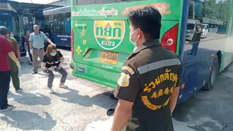 ช่างประจำอู่ ถอย ปอ. 82 ทับสาวกระเป๋ารถเมล์ ดับต่อหน้าสามี