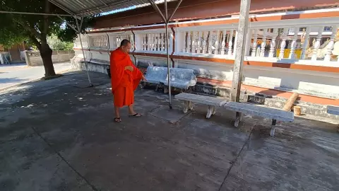 "พระนักเทศน์" โพสต์ตามหา "เจ้าของสุนัข" หลังคลุมหัวแล้วเอามาปล่อยหน้าวัด