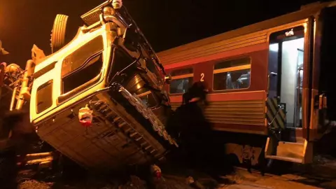 รถไฟชนจังๆ พขร.คาซาก อัด "เทรเลอร์" จู่ๆ ล้อขัดร่อง จอดขวางราง ลากไป 300 ม. (คลิป)