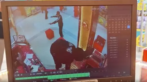 2 โจรชุดดำ ใช้ปืน 3 กระบอก ชิงทองในห้างที่สุราษฎร์ เลือกลงมือก่อนร้านปิด (คลิป)