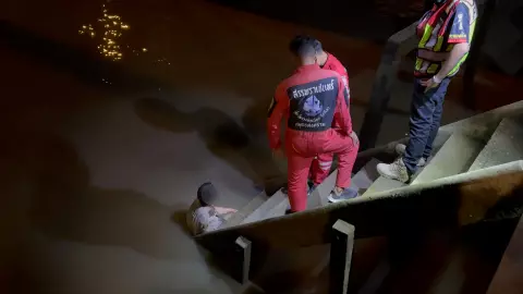 งงเป็นแถบ ป้าแช่น้ำในคลองหลายชม. กู้ภัยลงไปช่วย กลับถูกไล่ "ไม่ต้องยุ่ง"