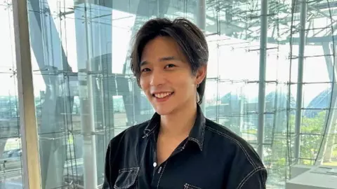 คบแฟนสาวมาหลายปี "ลี-ฐานัฐพ์" โพสต์ภาพจูงมือสุดหวาน ยังให้เห็นแค่ด้านหลัง