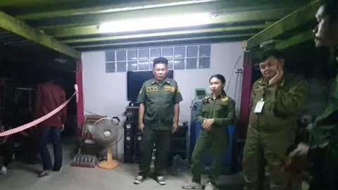 หนุ่มรถตู้ปืนดุ ชัก .38 รัวยิง 2 ผัวเมียคาวงเหล้า ตาย 1 เจ็บ 1