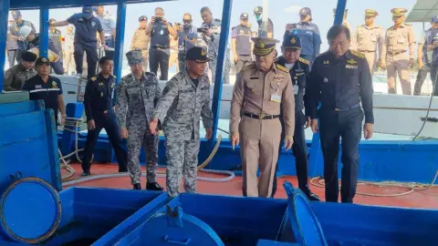 ศรชล.ภ.1 จับเรือขนน้ำมันเถื่อนกลางทะเลอ่าวไทย พร้อมลูกเรือ 3 ราย