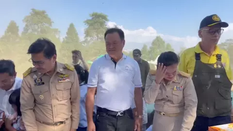 ระทึก! ฮ.ลงจอดฝุ่นตลบ ทำงาน มท.1 ป่วน ร้อนอธิบดีฝนหลวงโร่ขอโทษแทนลูกน้อง (คลิป)