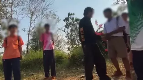 วัยรุ่นอรัญประเทศยังไม่ทันซา โผล่อีกแก๊งโจ๋อันธพาล บุกหาเรื่องชิงตราสัญลักษณ์