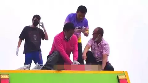 อบต.เร่งช่วย 2 พนง.เก็บขยะ หัวชนอุโมงค์ดับ คาดระหว่างนั่งพักไม่ทันระวัง (คลิป)