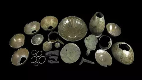 นักวิจัยสำรวจการสะสมน้ำขนาดใหญ่ที่ชั้นหินเมดูเซย์