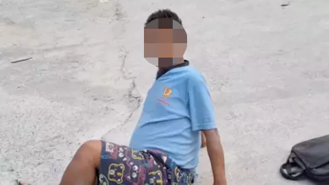 สงสารจับใจ "ลุงป่วยไต" นั่งร้องไห้ข้างถนน เจ้าหน้าที่เทศกิจเล่านาทีเข้าช่วย