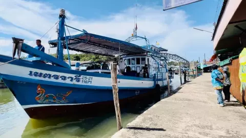 ด่วน เรือตกปลาล่มใกล้เกาะกูด ช่วยรอด 15 ชีวิต ลอยคอในทะเล 