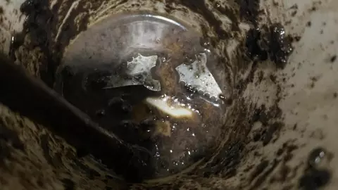 เกือบไปแล้ว สาวเตือนภัยหลังเจอ "เศษของมีคม" ในแก้วน้ำปั่น หวิดโดนบาดปาก