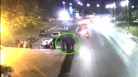 ช้างสุรินทร์ ถูกนำมาหากินในเมืองอุดรฯ ตกใจเสียงแตรรถ วิ่งชนควาญดับสลด 