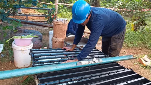 อบต.ถ้ำเจาะชั้นดินพังงา ส่งตรวจหาลิเทียม เจ้าของสวนปาล์มไม่ขัดทำเหมือง (คลิป)