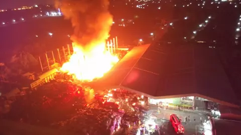 ระทึก เพลิงไหม้กองขยะมหึมา 50 ตัน เมืองพิษณุโลก คาดเกิดจากไฟฟ้าลัดวงจร (คลิป)