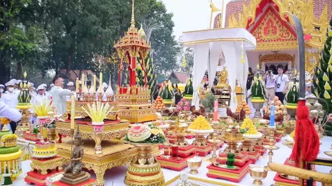 อลังการ คอหวยส่อง "เลขเด็ดงวดนี้" พิธีบวงสรวงศาลสมเด็จพระนเรศวรมหาราช