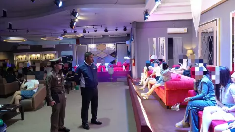 ทลายร้านดัง เปิด "อาบ อบ นวด" รวบ 43 สาวสวยนั่งตู้-ขายกาม โยงทุนจีน (คลิป)