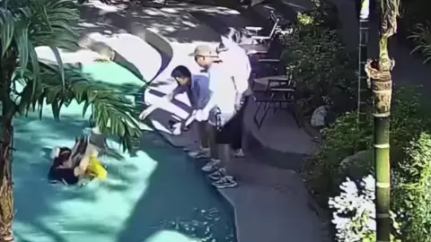 อุทาหรณ์ "เด็กน้อย" นั่งเล่นลำพังใกล้บ่อน้ำ เกิดเหตุไม่คาดคิด "พลัดตกน้ำ" (คลิป)