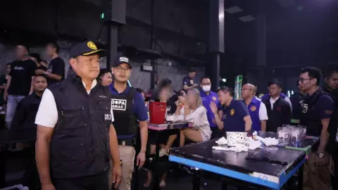 "อนุทิน" ลุยจับผับดังอ้อมน้อย ที่สุมหัวอัพยา จับตรวจฉี่ พบสีม่วง 77 คน (คลิป)