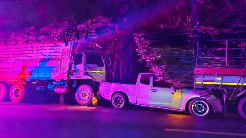 ช่างหนุ่มวัย 20 จอดปะยางรถบรรทุกอ้อย โดนรถพ่วงชนแล้วทับดับสยอง