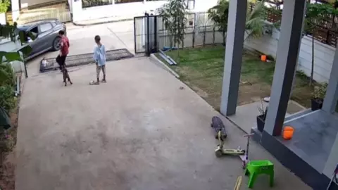 ภัยใกล้ตัว ประตูรั้วบ้านล้มทับ "ลูกสาว" แม่ใจแทบสลาย เล่านาทีเกิดเหตุ