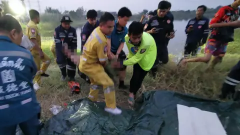 สลด หนุ่มท้อชีวิตกอดลูกน้อย 2 คนเดินลงสระ จมดับไปด้วยกัน 3 ศพ