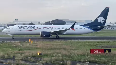 หนุ่มเครียดเครื่องบินเม็กซิโกดีเลย์ เปิดประตูฉุกเฉินออกไปเดินเล่นบนปีก