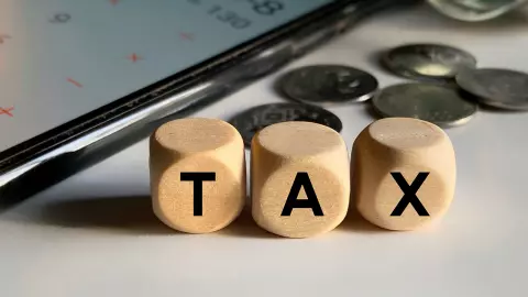 เล่นงานป้ายโฆษณาคนถือ โชว์ภาษีป้ายโฆษณา กทม.