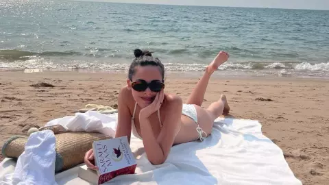 ไม้เรียวสั่น ญาญ่า แจกความแซ่บ นุ่งบิกินีตัวจิ๋วนอนอาบแดดสุดชิลริมทะเล 