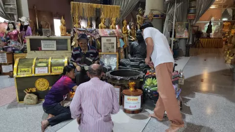 นักเสี่ยงโชคลุ้นเลขเด็ด อ่างน้ำมนต์ "ตาทอง" งวด 1/2/67 ตรงเลขดัง 