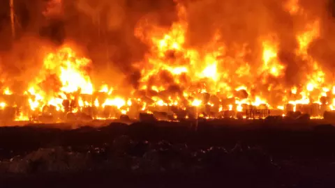 ไฟไหม้กลางดึกถังสี 200 ลิตร 100 กว่าถังในโรงงานปุ๋ย เสียงระเบิดดังสนั่นทั้งตำบล (คลิป)