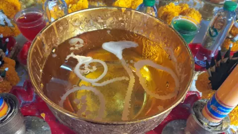 มัดรวมไว้แล้ว "เลขเด็ดอ่างน้ำมนต์" คอหวยส่องน้ำตาเทียนลุ้นงวด 1/2/67