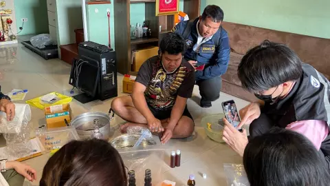 ตำรวจไซเบอร์ ทลายแหล่งผลิตยาเคลิ้ม KINGDOM 69 ผสมทำสี่คูณร้อย